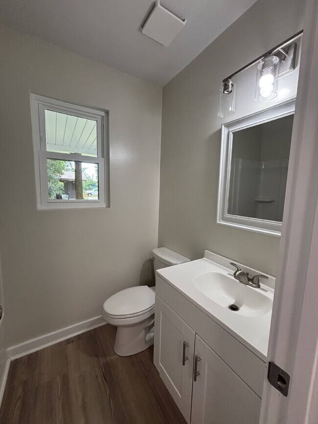 Building Photo - "Charming 2-Bed Oasis in Lynn Haven – Cozy...