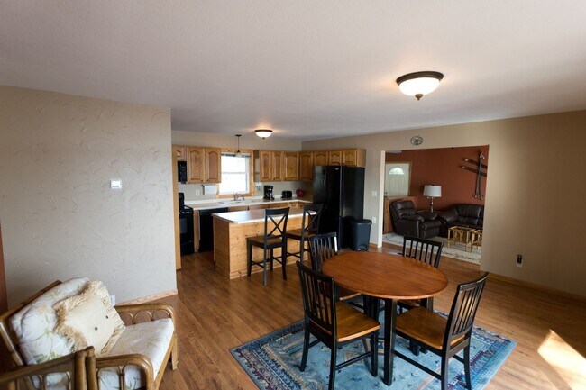 Building Photo - Furnished 2 Bedroom Home for Rent on Lake ...