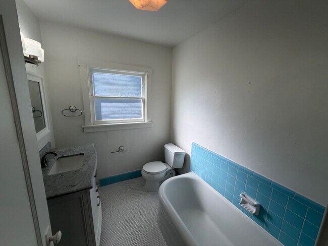 Building Photo - 2 Bedroom | 1 Bathroom | Single family home in Sacramento