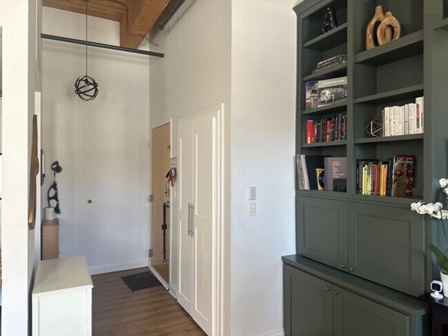 Building Photo - 609 Central St