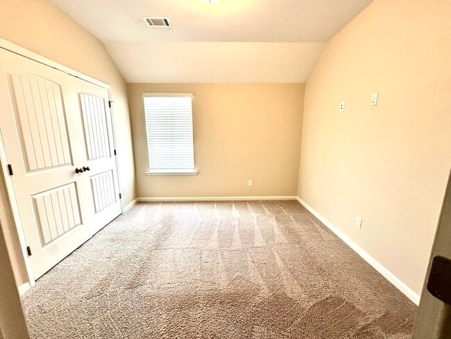 Building Photo - 822 Goodale Dr