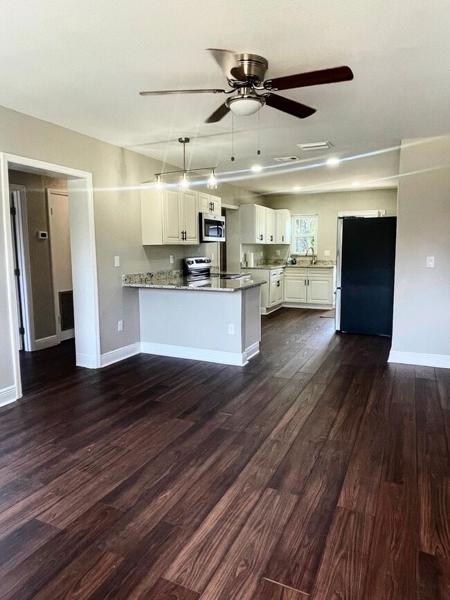 Building Photo - Stylish 3-Bedroom Bungalow Near Downtown Tampa - AVAILABLE ON JULY 5TH