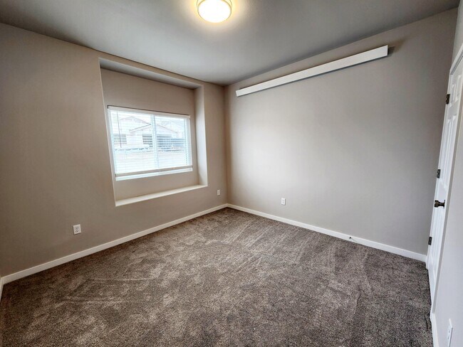 Building Photo - 2634 Hennessy Dr
