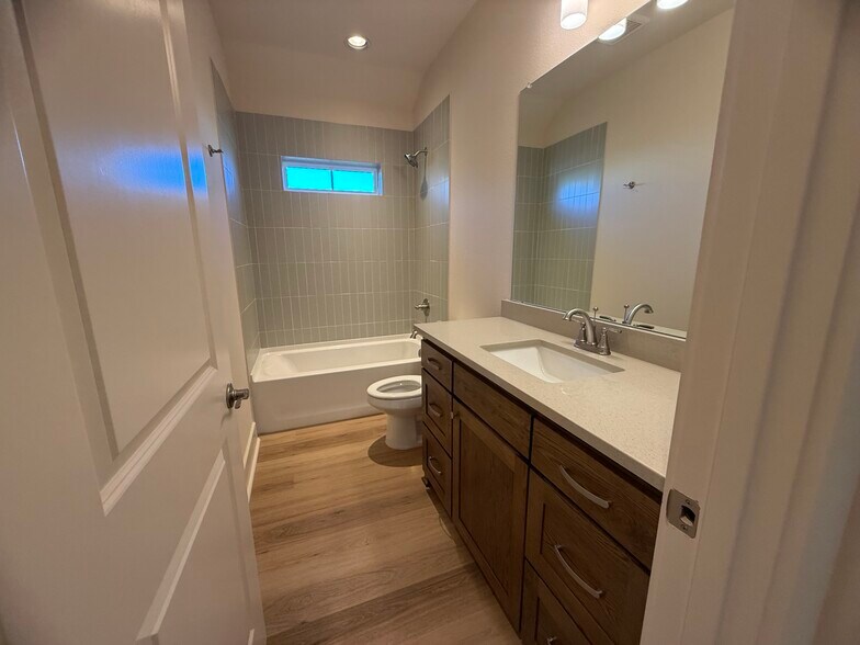 Building Photo - 207 Railroad Ave