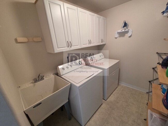 Building Photo - Check out this beautiful 3 bedroom, 2.5 bath home!
