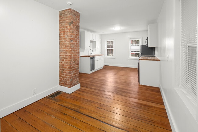 Building Photo - 323 Williams St