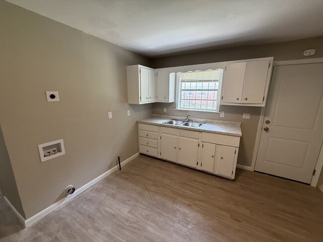 Building Photo - 1351 Austin St