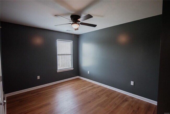 Building Photo - 464 Park Lake Dr