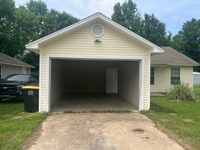 Building Photo - Nice 3 Br. 2 Bath home in Ward
