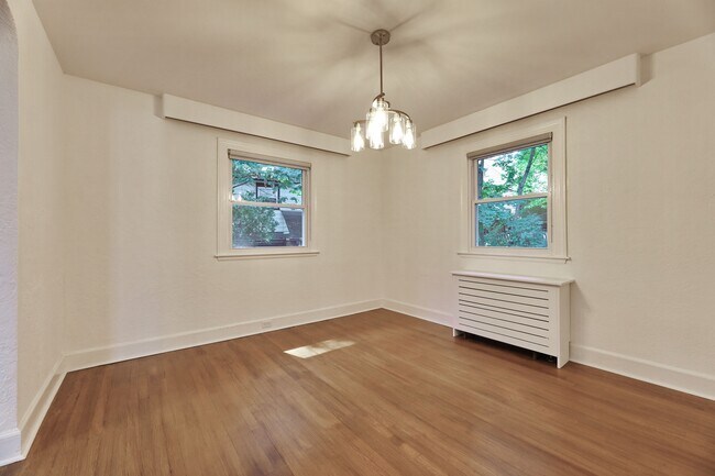 Building Photo - 1272 E Laurelton Pkwy