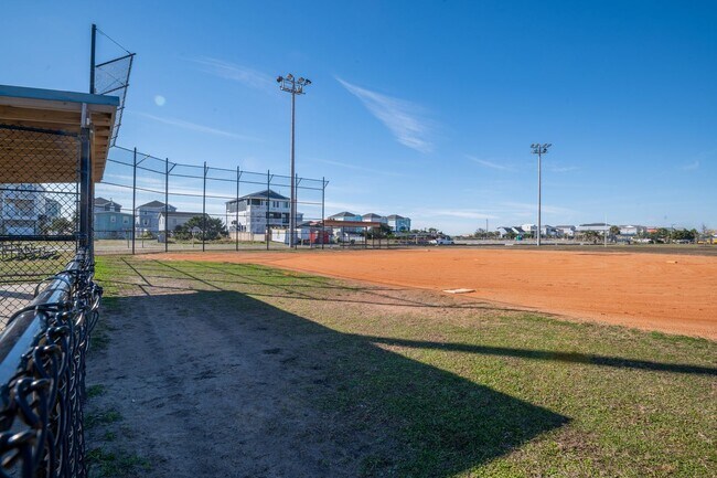 Building Photo - FURNISHED OFF-SEASON MONTHLY RENTAL