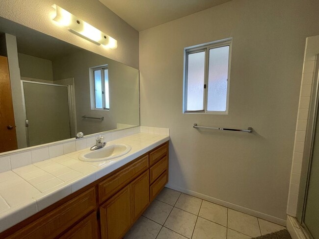 Building Photo - Two Bedroom Two Bathroom Home in Hemet!