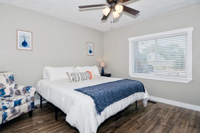 Building Photo - Remodeled Detached Cottage with Fenced Yard! Pet Friendly!