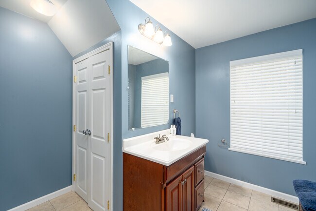 Building Photo - 4027 Graywood N