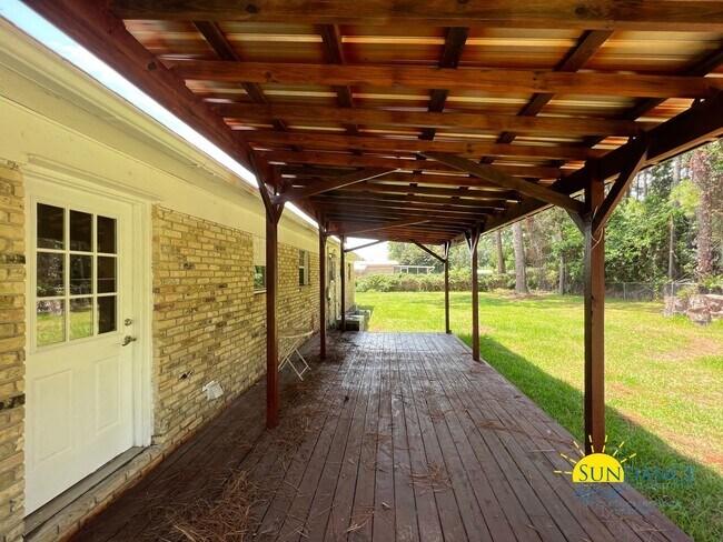 Building Photo - Beautiful 3 bedroom home that is centrally...