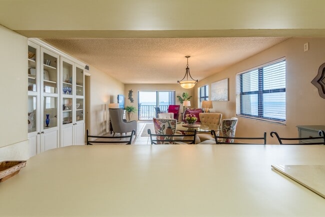 Building Photo - 545 Garfield Ave