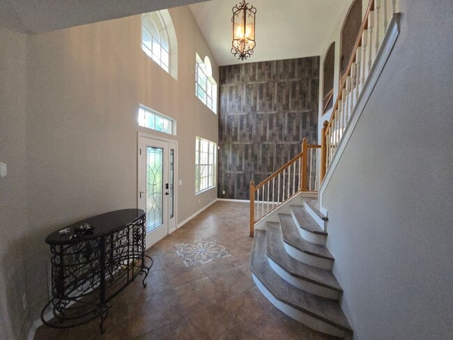 Building Photo - Newly Renovated 4/3 w/pool