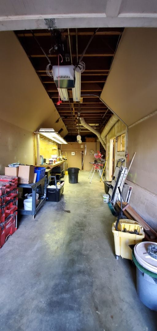 Building Photo - Beautifully Renovated Vintage  2 bedroom 2...