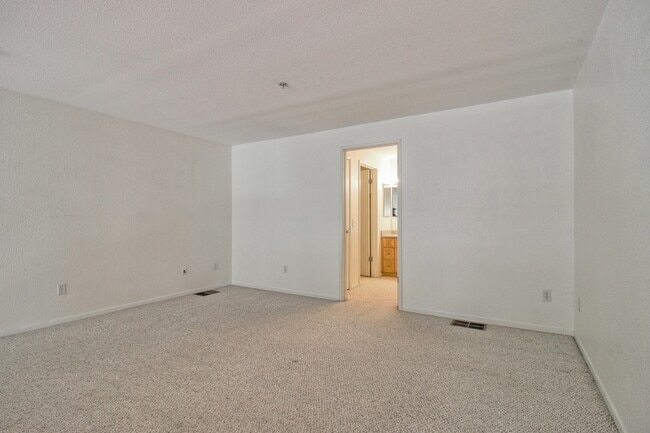 Building Photo - Spacious 1 Bedroom Loft at Ryland Mews
