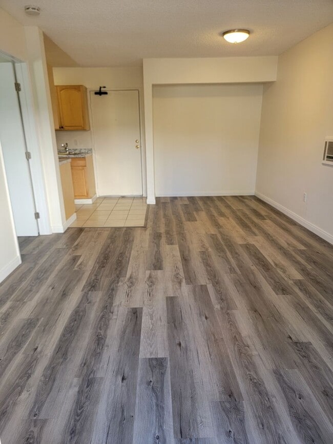 Building Photo - Clean and Quiet 1 Bedroom/1 Bath  in SENIOR COMPLEX