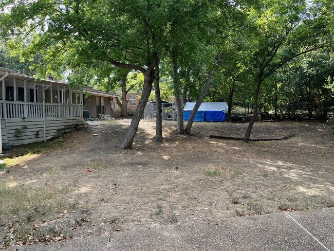 Building Photo - 830 Blackburn St