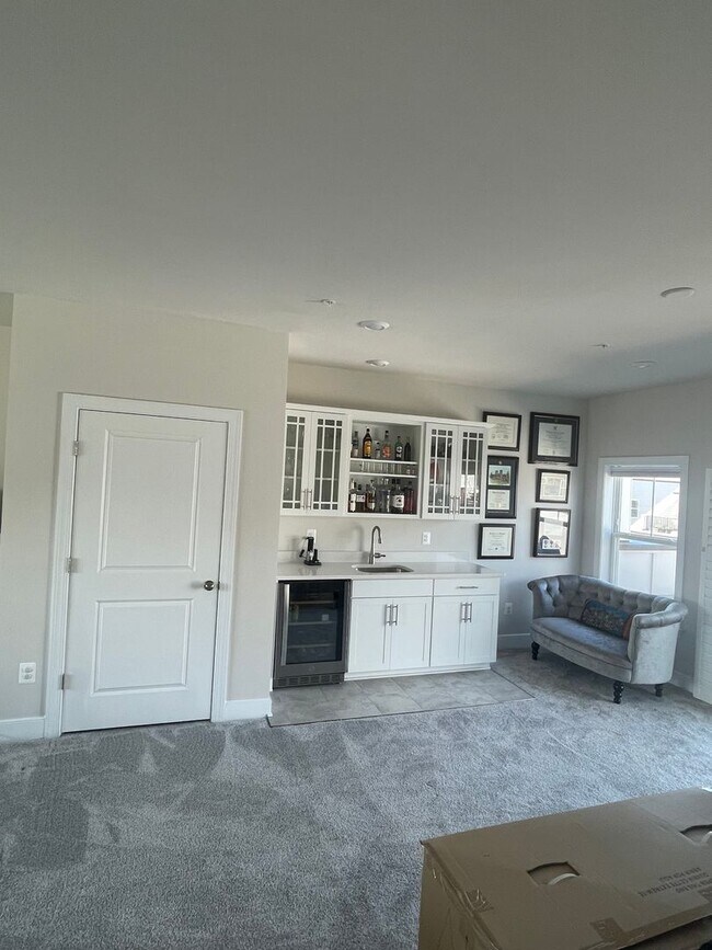 Building Photo - FOUR LEVEL TOWNHOUSE IN DOWNTOWN CROWN, 2 ...