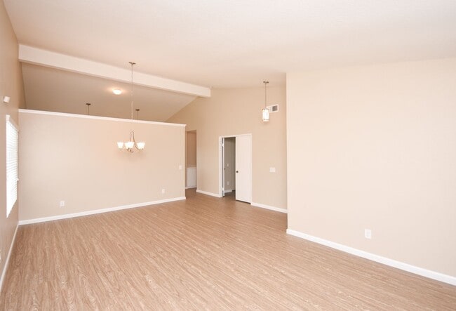 Building Photo - Lovely Single Level Home 4BR/2BTH Located ...