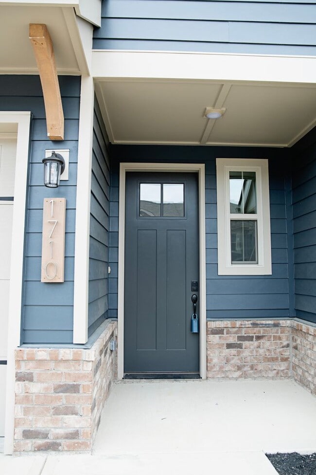 Building Photo - Modern 3-Bed, 2.5-Bath Townhome — ONE MONTH FREE RENT!