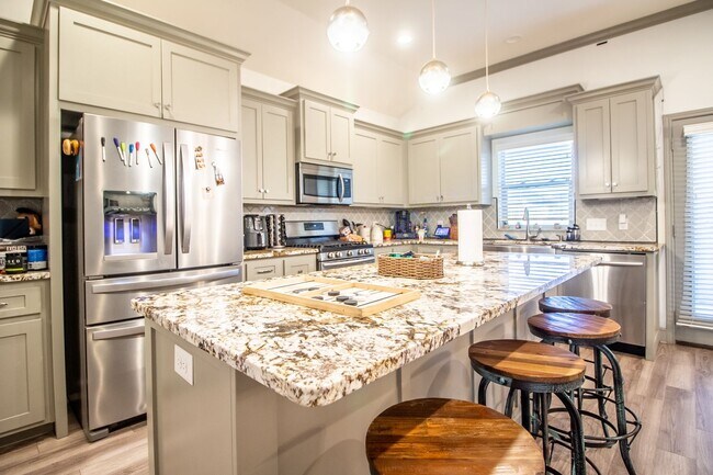 Building Photo - Pre-leasing for Fall!! 3/2/2 Luxury Home i...