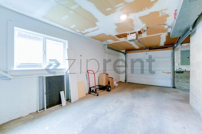 Building Photo - Unit