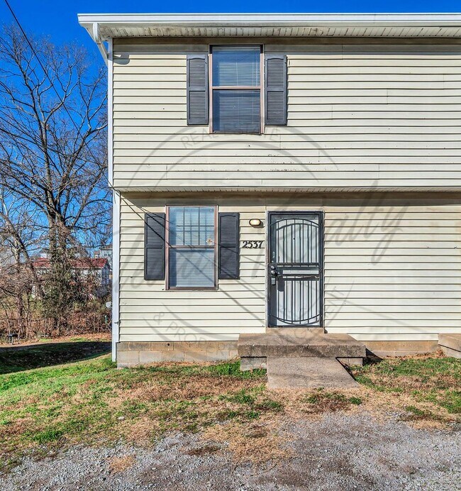 Building Photo - Two Bedroom Duplex near Trinity Hills in Nashville!