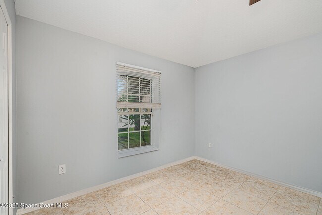 Building Photo - 2415 Grassmere Dr