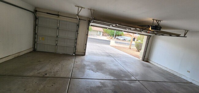 Building Photo - Well Maintained Single Story Pool Home in a great location!