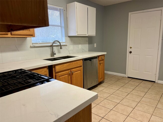 Building Photo - 10610 Sandy River Dr