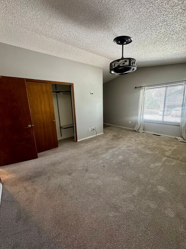 Building Photo - 3 Bedroom Tri-level in Briargate