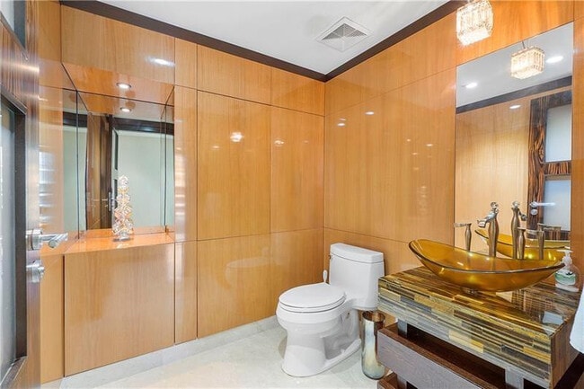 Building Photo - 101 S Fort Lauderdale Beach Blvd