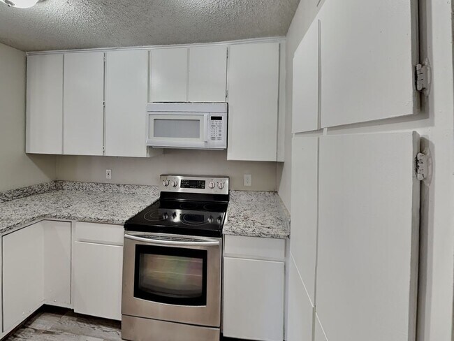 Building Photo - Stylish Upstairs Condo with Fireplace, Pri...