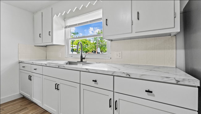 Building Photo - COMING SOON! 3 Bed/ 2 bath House!