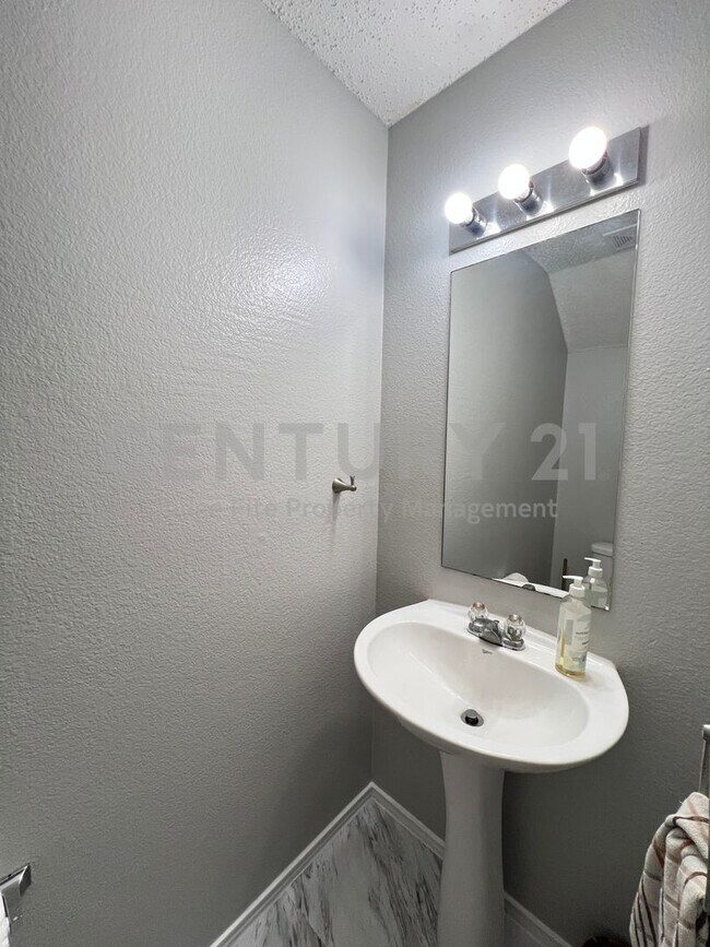 Building Photo - Spacious 2-Story 3/2/2 Home with Versatile...