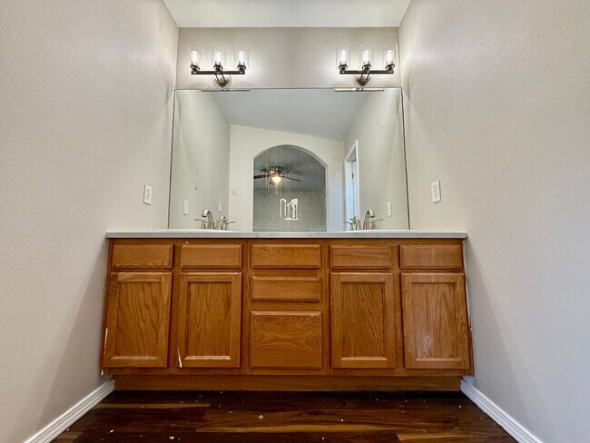 Building Photo - Large Springs Ranch 5 bedroom Close to Pow...