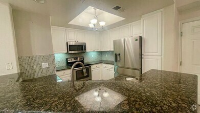 Building Photo - Beautiful 2 bedroom+Den/Office or Bonus ro...