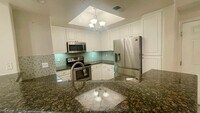 Building Photo - Beautiful 3 bedroom, 2 bath condo in La Jo...