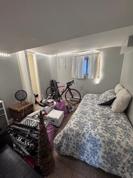 Building Photo - 4325 N Wolcott Ave