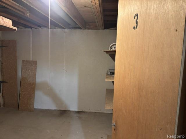 Building Photo - 433 Fox Hills Dr S