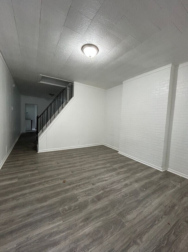 Building Photo - 2 Bedroom House Close to Transportation!