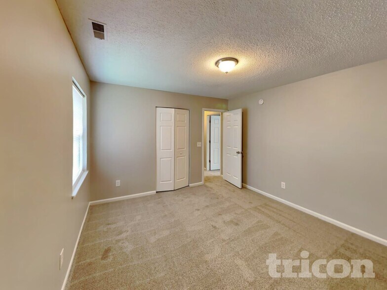 Building Photo - 5 Red Thorn Ct