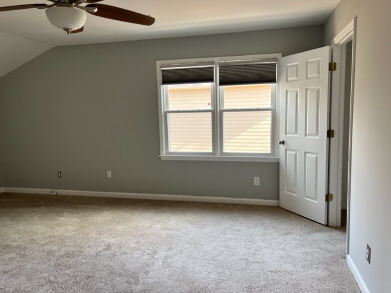 Building Photo - 4825 Chesterfield Ct