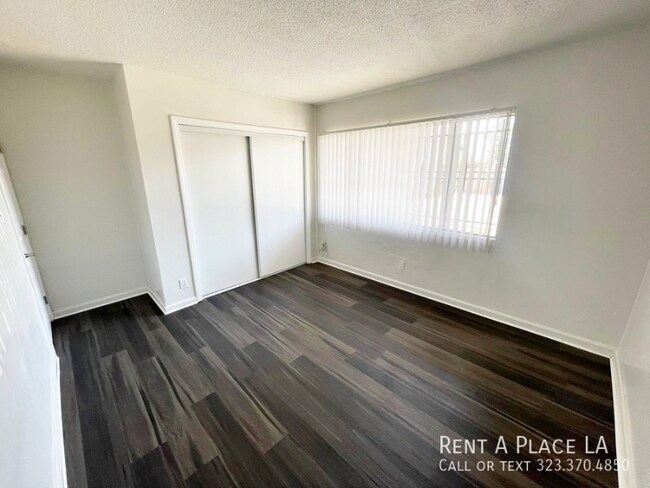 Building Photo - 918 W 66th St