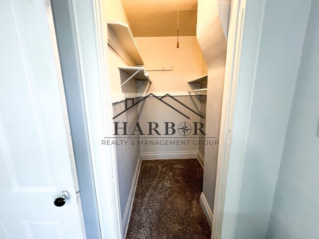 Building Photo - 527 Boone St