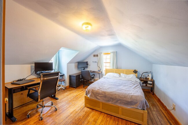 Building Photo - Charming 3-Bedroom Home on a Quiet Street ...
